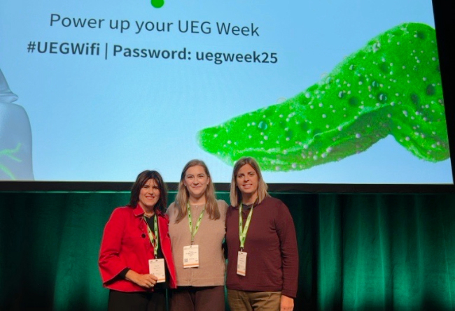 De izda. a derecha, las enfermeras de la CUN Beatriz Osés, Beatriz Gil-Albert y Adriana Arregui en el congreso de la UEG celebrado en Berlín