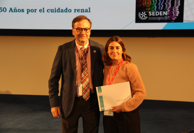 Cristina Labiano, enfermera del la CUN, recoge el premio de manos de Rodolfo Crespo, editor jefe de la revista ‘Enfermería Nefrológica’