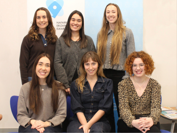 Seis de las siete enfermeras de Navarra que reciben la ayuda EIR. Sentadas, de izquierda a derecha: Teresa Escriche, Ángela Núñez y Claudia Fuentes; de pie: Stella Negro, Laura Artigas y Andrea Olaverri.