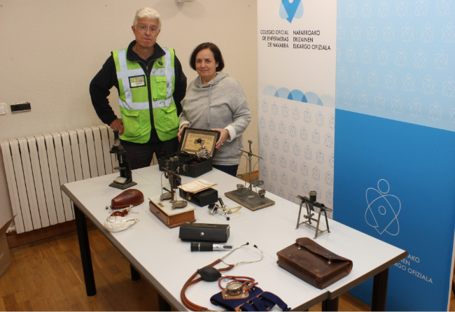 José Antonio Landa (Ayuda Contenedores) entregó el material a Mª Pilar Sola, presidenta de COENAV