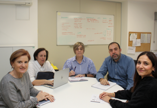 De izquierda a derecha, Ana Mariñelarena, Mª Pilar Sola, Ana Ariztegui, Sergio Ladrón (Gerencia de Salud Mental) y Elena Martín