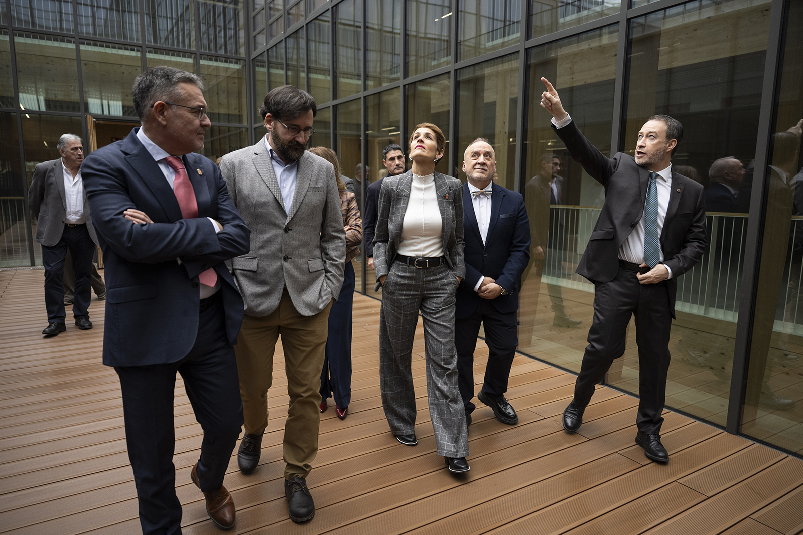 La comitiva conoce las distintas dependencias del nuevo edificio