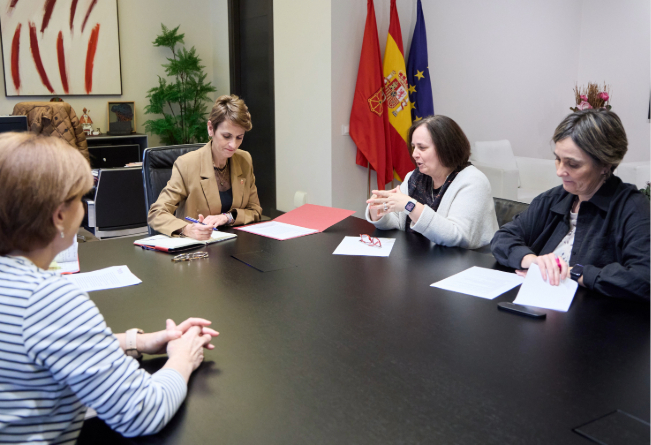 Un momento de la reunión. De izquierda a derecha, Ana Mariñelarena, María Chivite, Mª Pilar Sola y Ana Ariztegui
