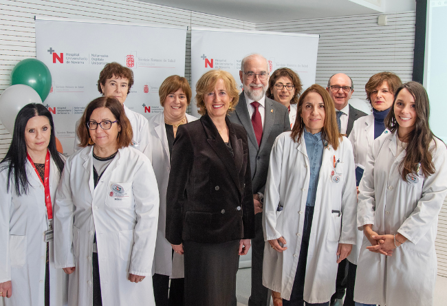 Representantes de la Gerencia, la Dirección de Cuidados y la Dirección Asistencial del HUN / NOU, junto con el consejero de Salud, Fernando Domínguez, y el gerente del SNS-O, Jon Guajardo.