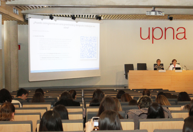 La secretaria de  COENAV, Ana Ariztegui (izquierda), y la vicepresidenta Ana Mariñelarena, durante la exposición