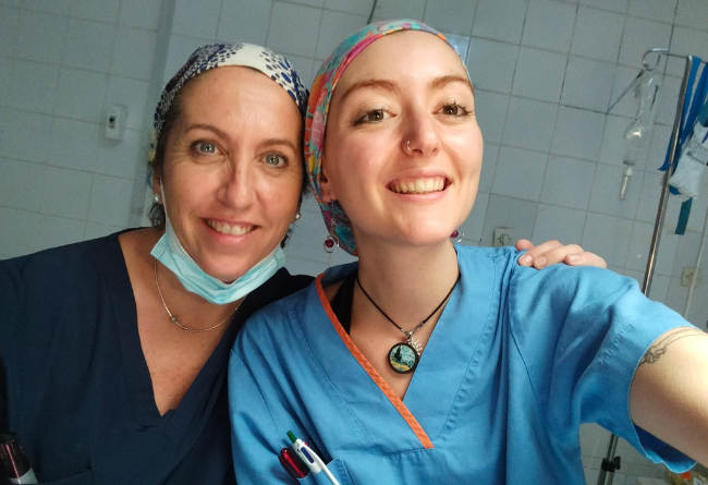 Marta Erroz, izquierda, y Alba Virto, en una de las expediciones a Senegal