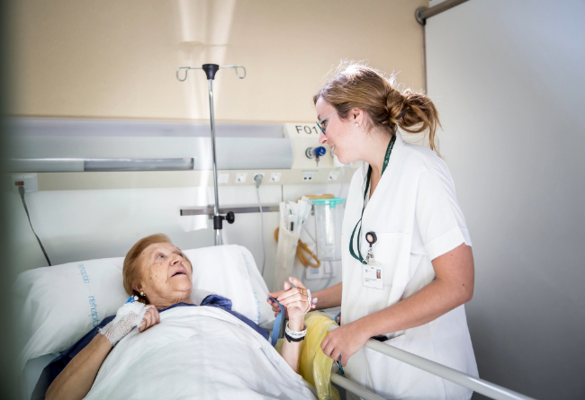 Enfermera atendiendo a una paciente en el Dispositivo de Atención a la Fragilidad del Servicio de Urgencias (DAFSU) del Hospital de la Santa Creu i Sant Pau de Barcelona (Foto: Ariadna Creus i Àngel García. COIB)