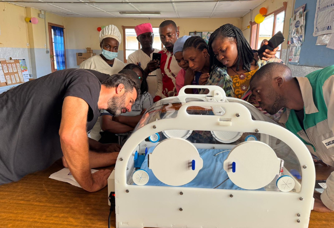 Xabi Luna, de la ONG "Y os lo cuento", explica a los sanitarios locales el funcionamiento de una de la cunas climáticas