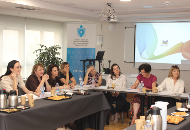 La enfermera Maite Calvo, en la imagen tomando notas, se encargó de hacer la introducción al coloquio