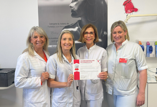  De izquierda a derecha: Mila García López , jefa del Área de Cuidados en Consultas; Gemma Muñoz Carreiras, enfermera estomaterapeuta; Milagros Jurado Rumí, enfermera estomaterapeuta; e Itziar Iso Gayarre, jefa de la unidad de enfermería