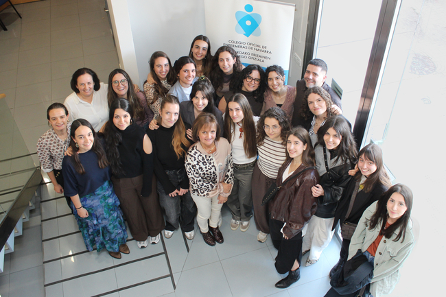 Las nuevas enfermeras especialistas con la madrina de la promoción, Araceli Mejías, y la presidenta del COENAV, Mª Pilar Sola