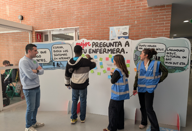 El consejero de Salud, Fernando Domínguez, junto a la presidenta de COENAV, Mª Pilar Sola, miembros de la Junta de Gobierno del Colegio y responsables de Enfermería del Hospital Universitario de Navarra