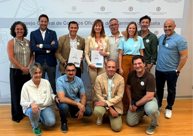 Miembros de "Alianza Enfermera" en la formalización de la candidatura a las elecciones del Pleno del CGE. Ana Ariztegui, secretaria de COENAV, aparece la primera por la izquierda en primera fila.