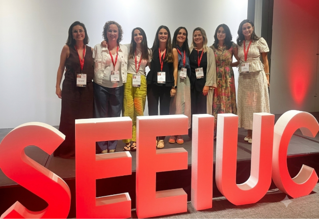 De izquierda a derecha, Natalia Díaz, Rosana Goñi, Ane Rodríguez, Leyre Larumbe, Elena Guzmán, Marina Alzate, Mari Mar Sarasa y Rahma Daira, enfermeras de la UCI de la CUN que asistieron al congreso de la SEEIUC