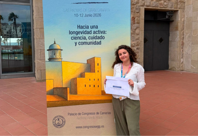 María Bonilla muestra el diploma que le acredita como mejor residente de Geriatría recibido en el Congreso de la SEEG, celebrado en Las Palmas de Gran Canaria