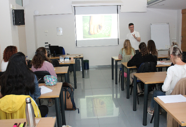 Aparte de que está prohibido por motivos de organización, asistir a un curso sin haber sido aceptado no da derecho a obtener el título correspondiente