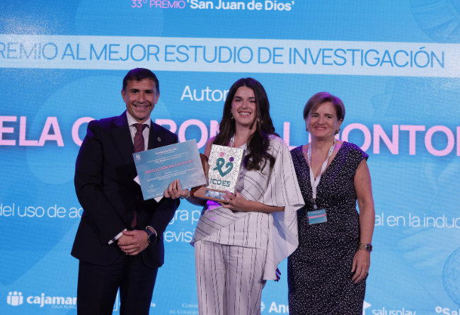 Ángela Carbonell, en el centro, junto a Víctor Bohórquez, presidente del Colegio de Sevilla, y Ana Mariñelarena, vicepresidenta del COENAV