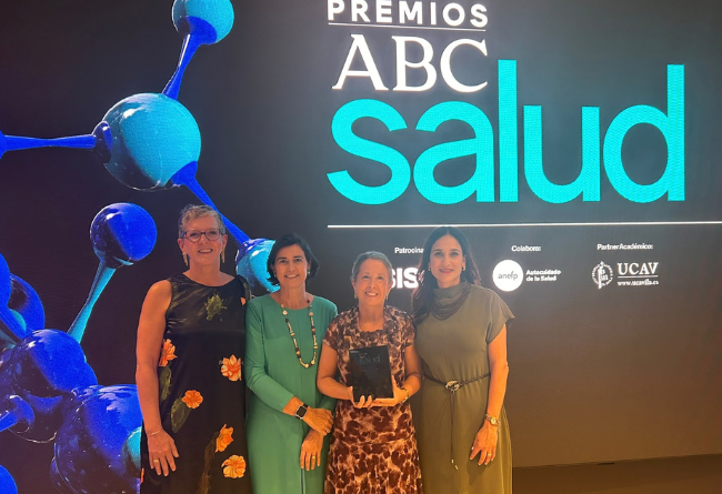 Entrega de los Premios ABC. De izquierda a derecha, Rosa Aguerre, vocal del COENAV; Ana Carvajal, profesora de la Facultad, y Ana Choperena, decana; y Elena Martín, tesorera del COENAV