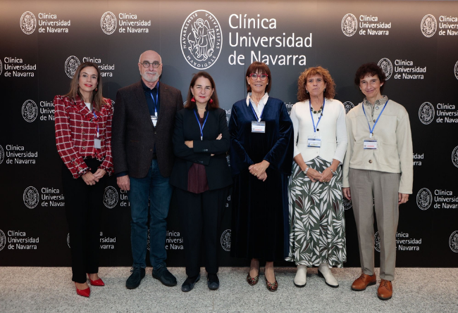 De izquierda a derecha, Mónica Vázquez, líder del proyecto NRC y directora del Área de Desarrollo Profesional e Investigación en Enfermería de la CUN; Jesús Sanz, presidente de ANDE; Carmen Rumeu, directora corporativa de Enfermería de la Clínica; Mercedes Ferro, vicepresidenta de ANDE; Blanca Fernández, secretaria de ANDE; y Cristina Oroviogoicoechea, directora del Área de Desarrollo de la Práctica e Innovación en Enfermería de la CUN