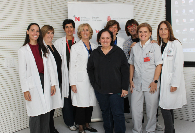 De izquierda a derecha, Marta Ferraz (líder del proyecto y coordinadora de la jornada), Sonia Iso (subdirectora de Cuidados de Procesos Quirúrgicos, Críticos y Urgentes), Beatriz Schulz (subdirectora de Cuidados de Procesos Diagnósticos, Desarrollo e Innovación), Marta Ancín (directora de Cuidados Sanitarios del HUN y líder del proyecto), Mª Pilar Sola (presidenta del COENAV), Elena Sota (subdirectora de Cuidados de Procesos de Hospitalización y Procesos Ambulatorios), Mercedes Ferro (vicepresidenta de ANDE), Ana Mariñelarena (vicepresidenta del COENAV) e Inés Corcuera (líder técnico del proyecto)